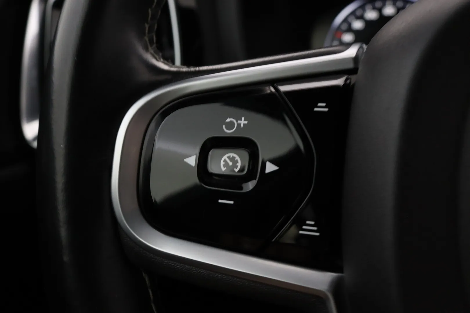 Volvo V60 OXU-881 carousel image