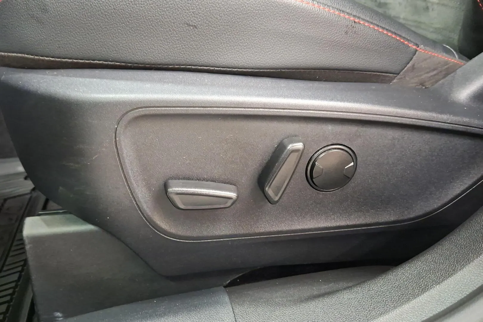 Ford Kuga KUV-605 carousel image