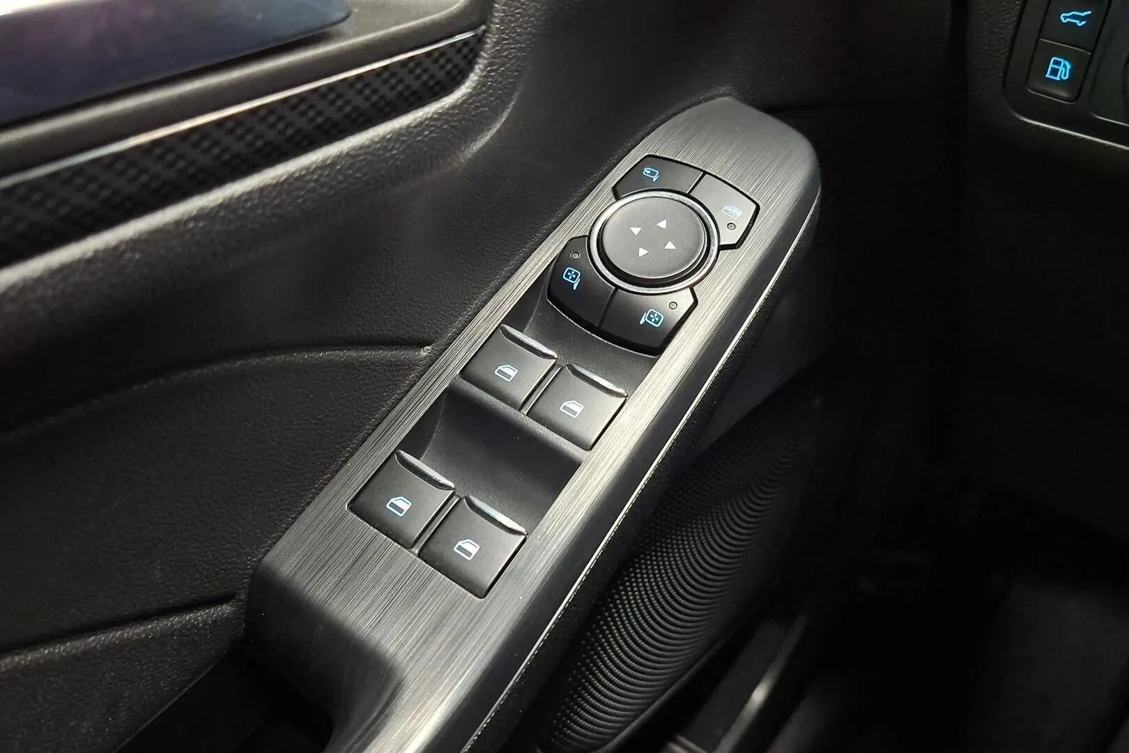 Ford Kuga KUV-605 carousel image