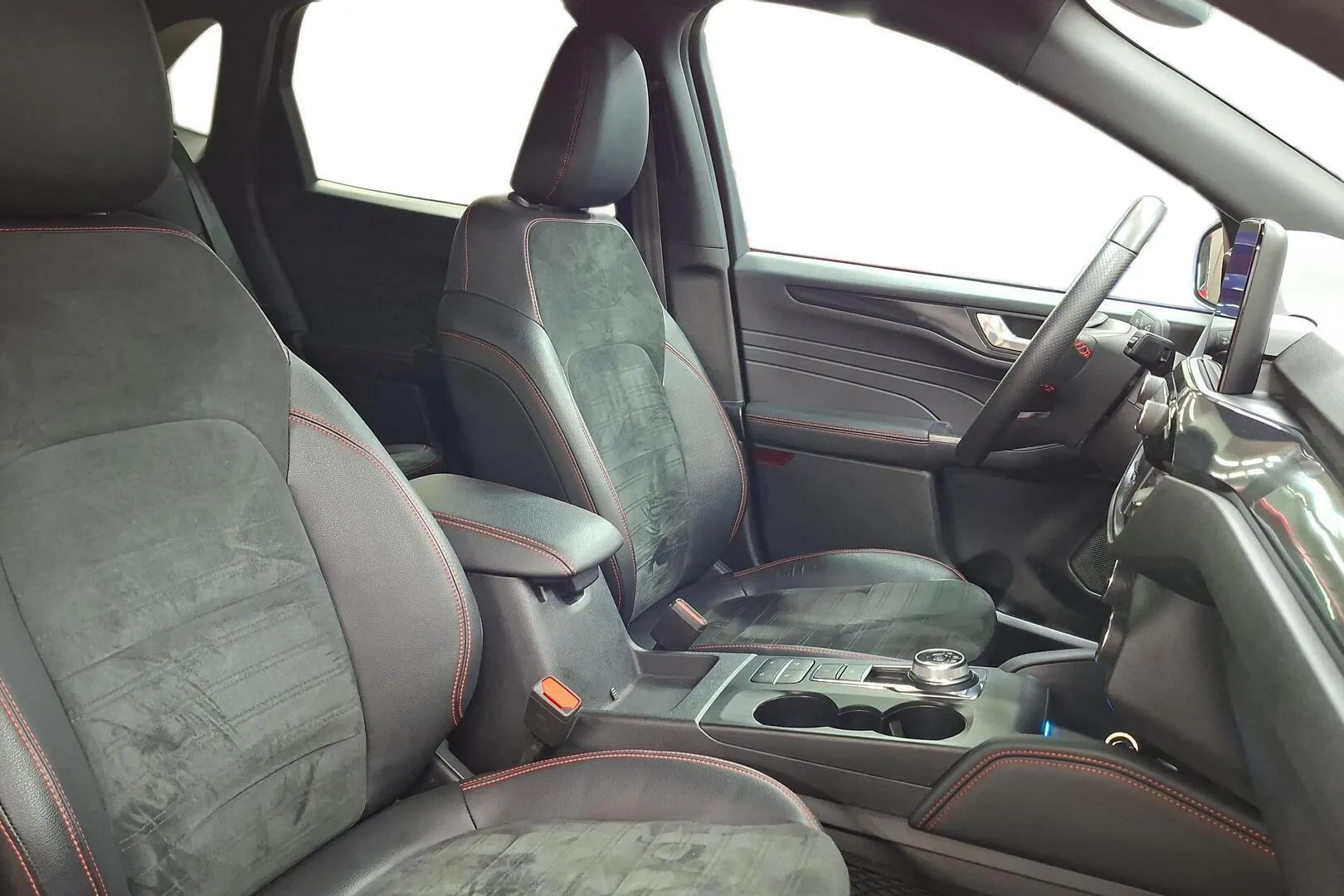 Ford Kuga KUV-605 carousel image