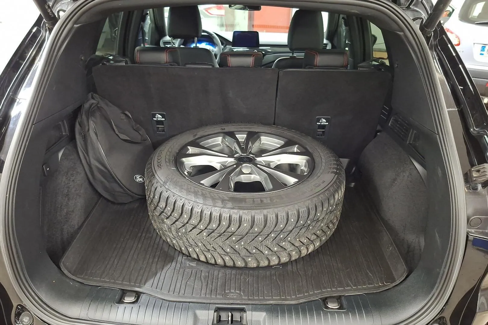 Ford Kuga KUV-605 carousel image