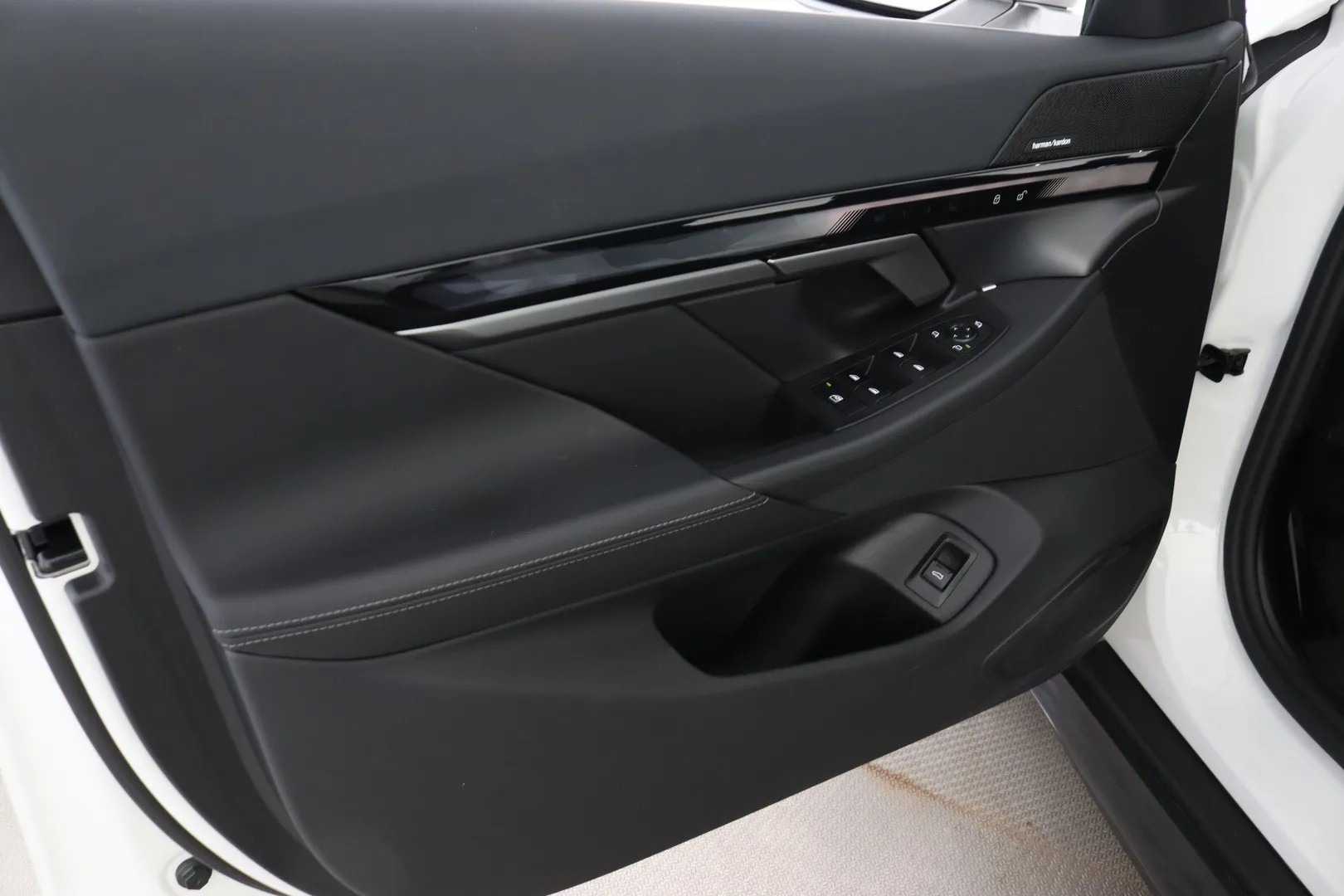 BMW i5 MPK-626 carousel image