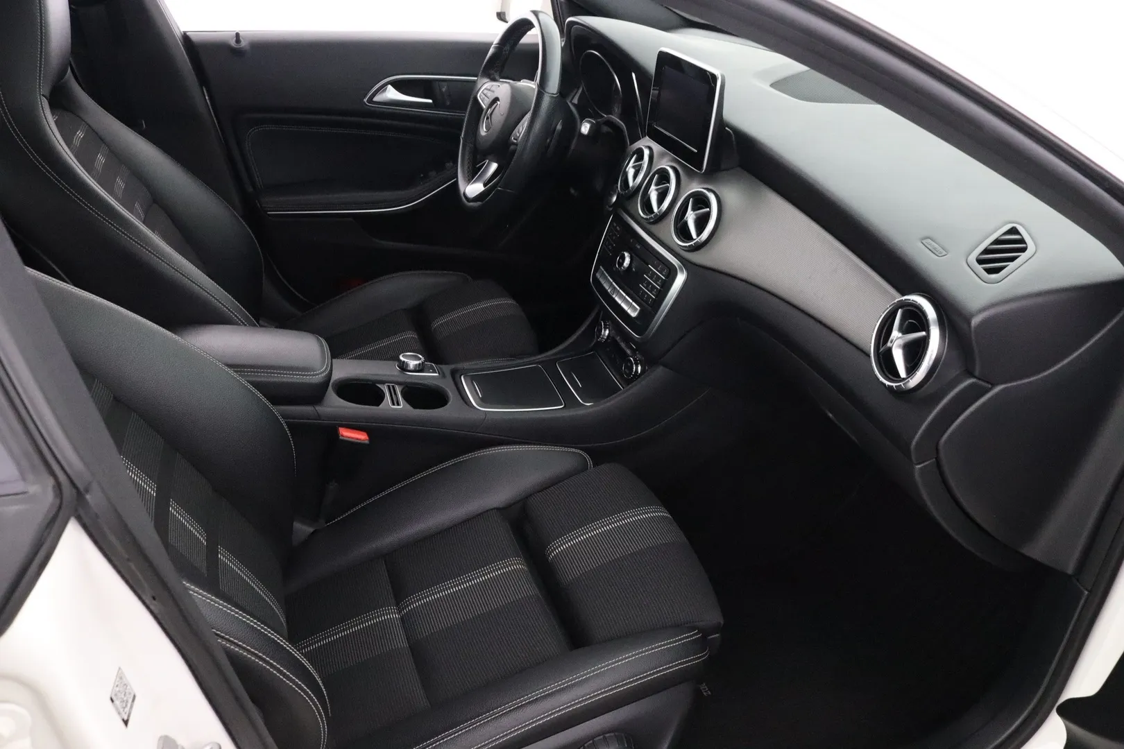 Mercedes-Benz CLA LOH-641 carousel image