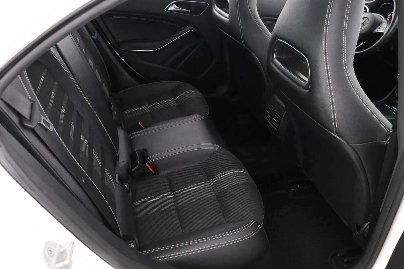 Mercedes-Benz CLA LOH-641 carousel image
