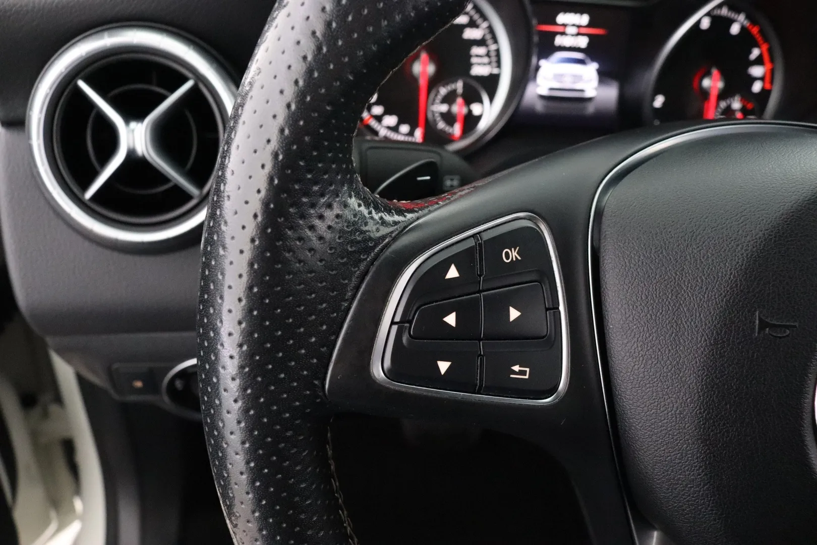 Mercedes-Benz CLA LOH-641 carousel image