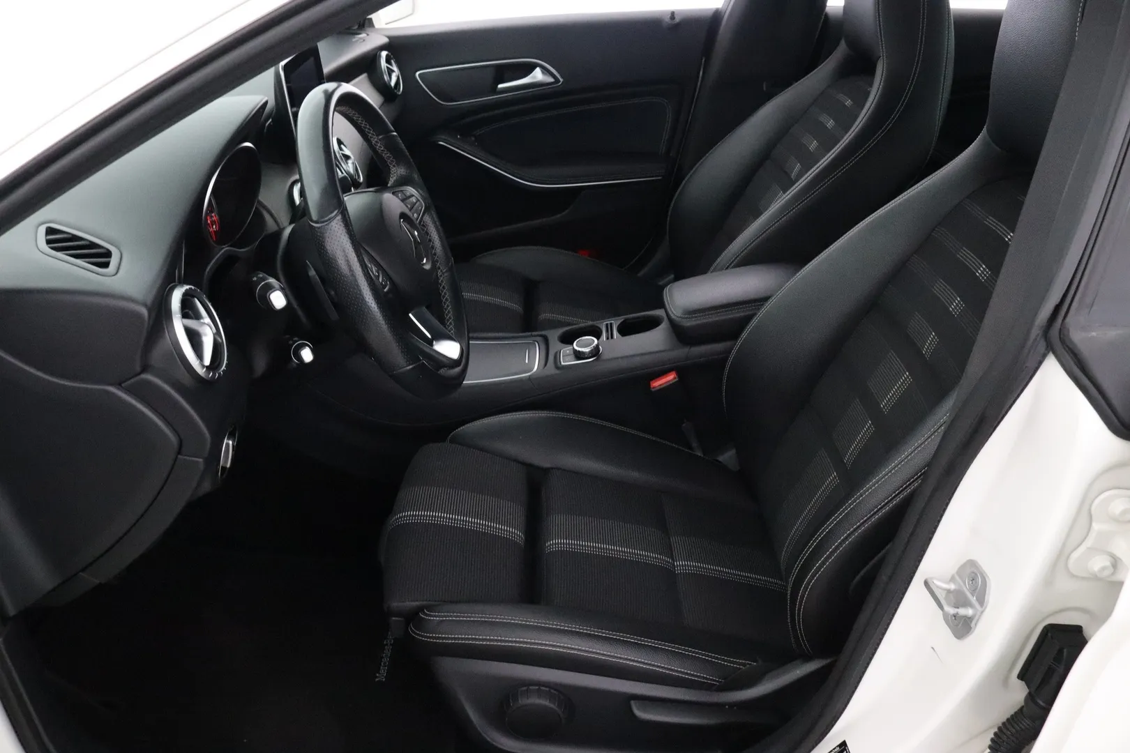 Mercedes-Benz CLA LOH-641 carousel image