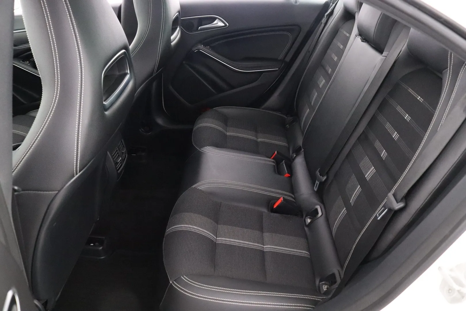 Mercedes-Benz CLA LOH-641 carousel image