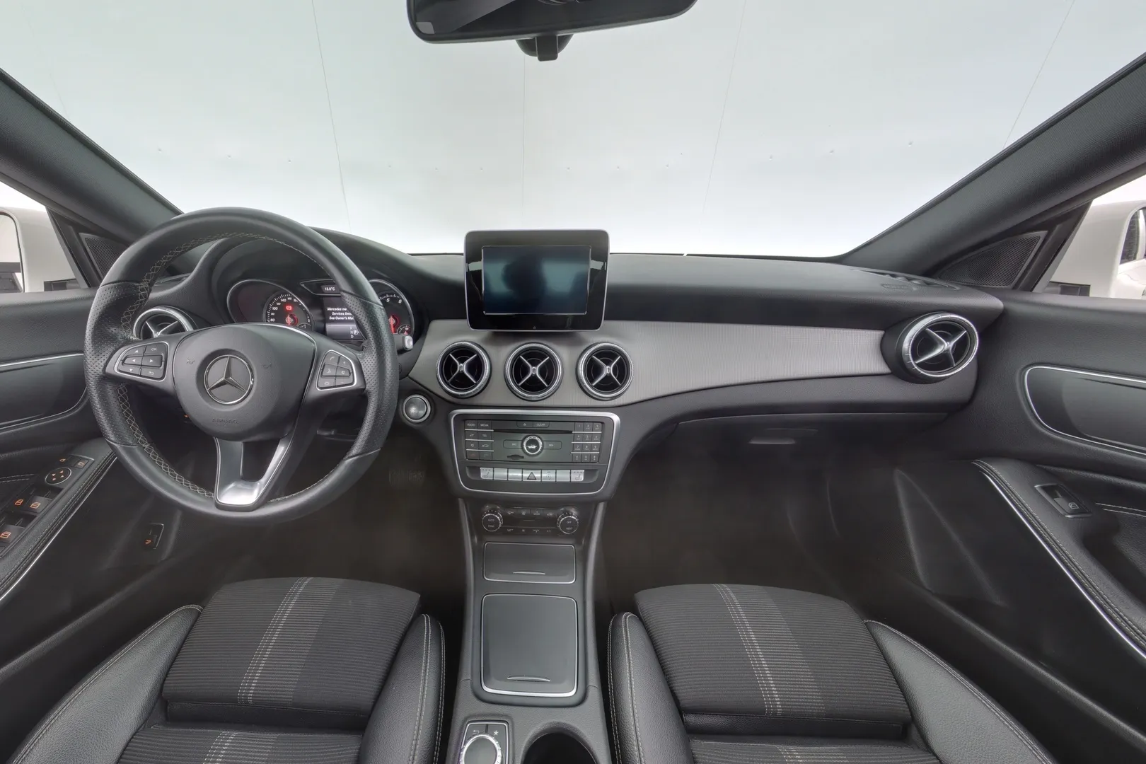 Mercedes-Benz CLA LOH-641 carousel image