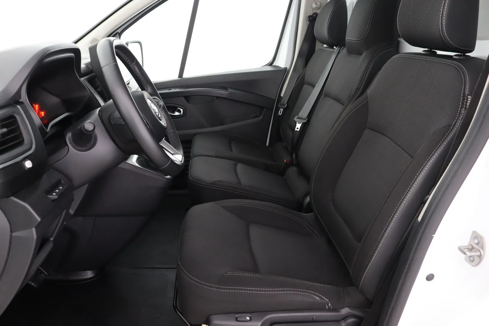 Nissan Primastar IRN-704 carousel image