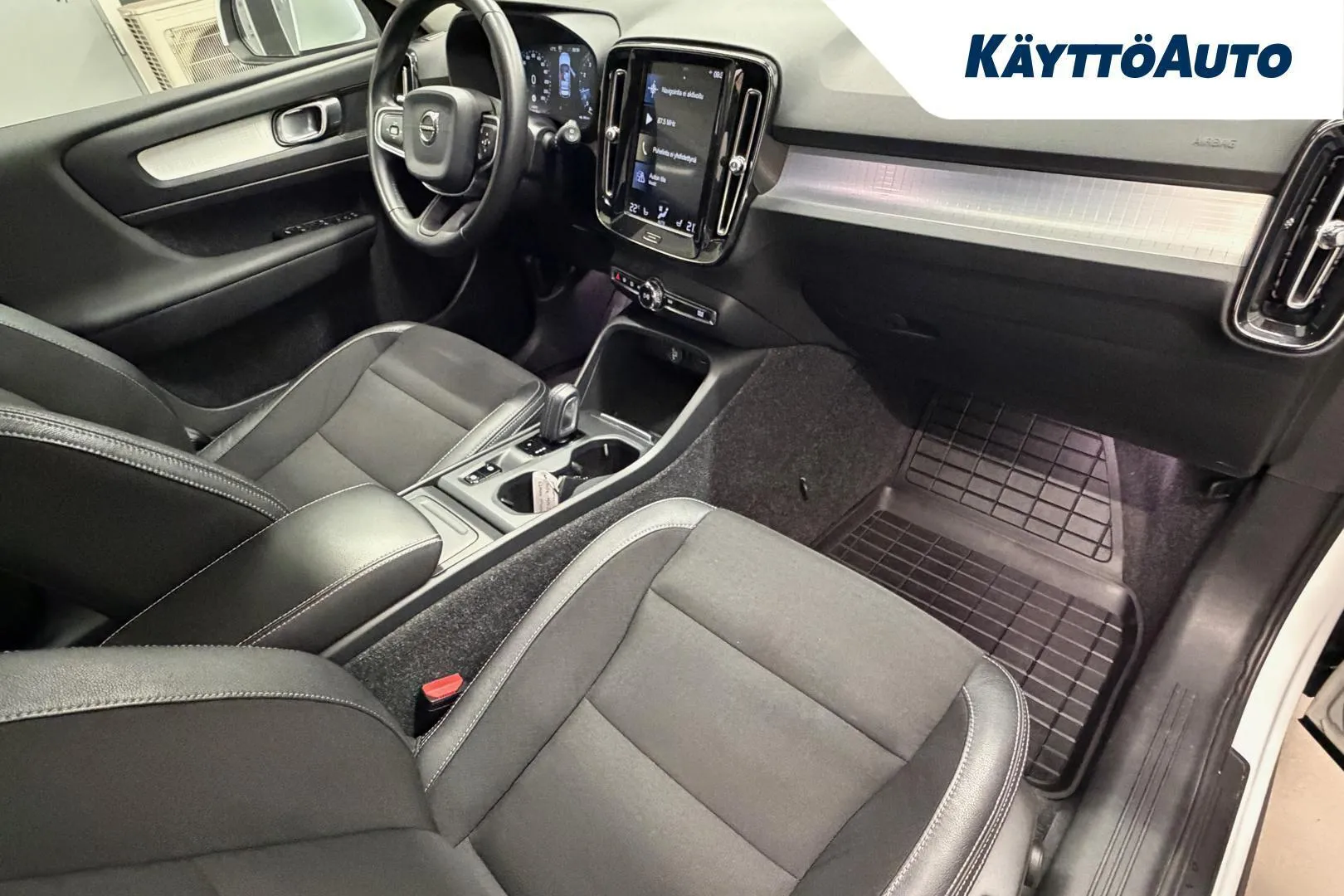 Volvo XC40 ZNH-704 carousel image