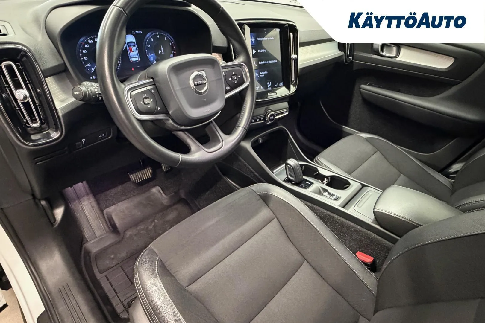 Volvo XC40 ZNH-704 carousel image