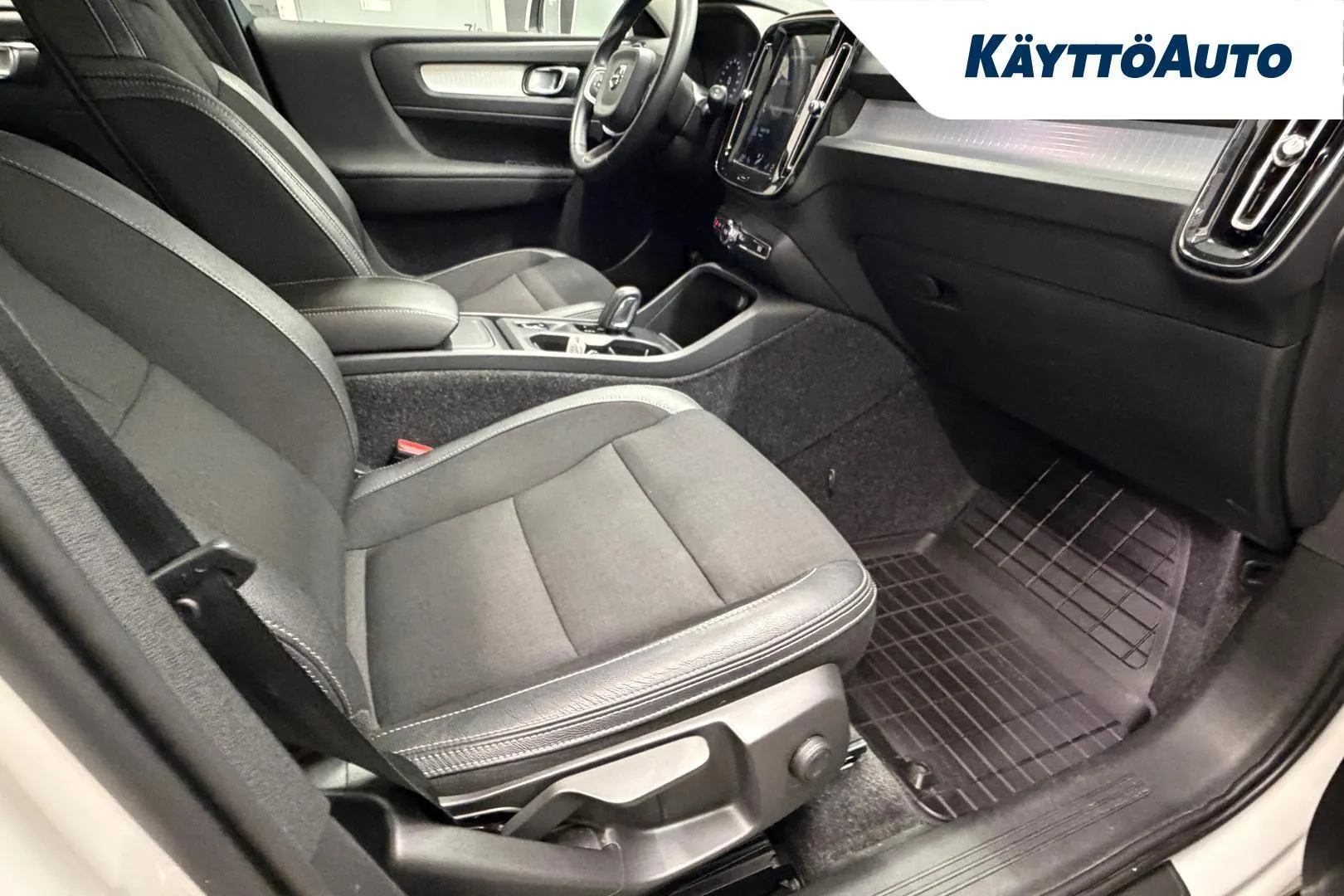 Volvo XC40 ZNH-704 carousel image