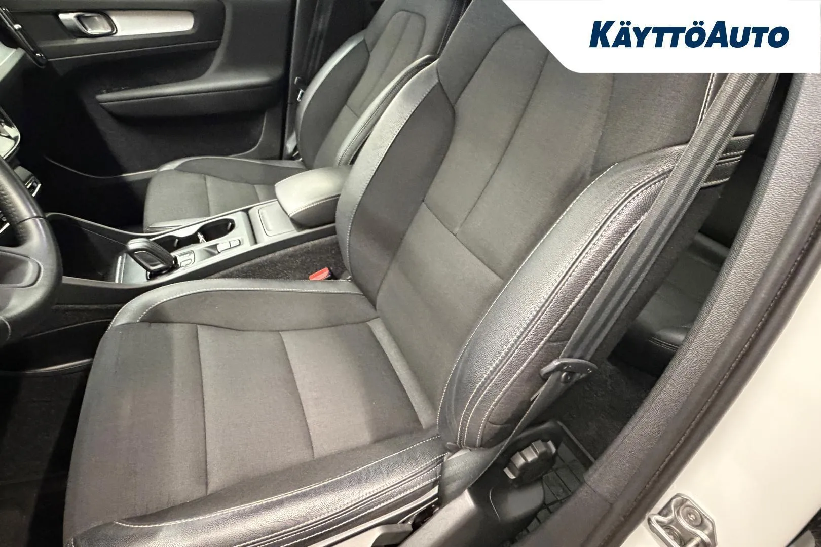 Volvo XC40 ZNH-704 carousel image