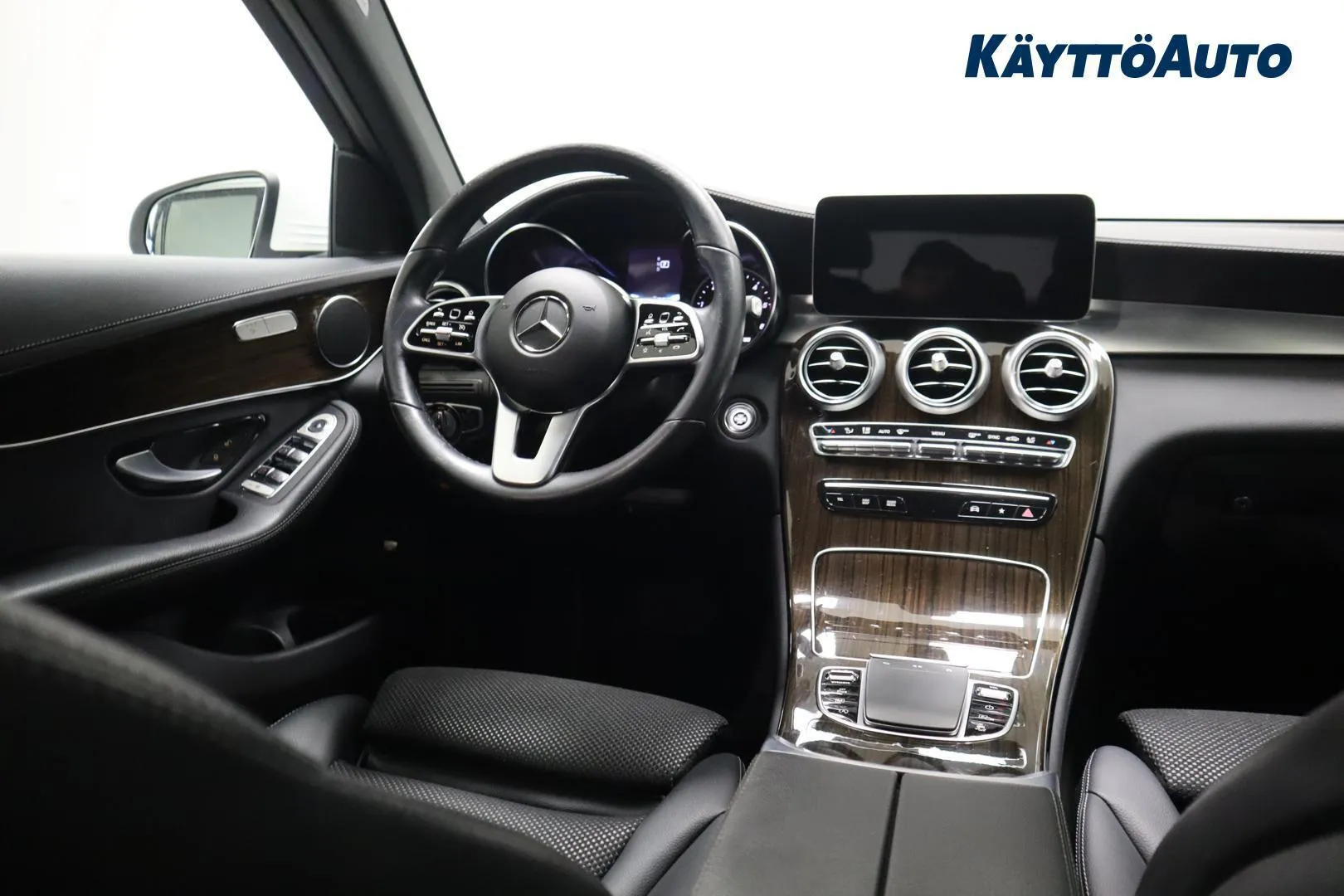 Mercedes-Benz GLC IPJ-355 carousel image