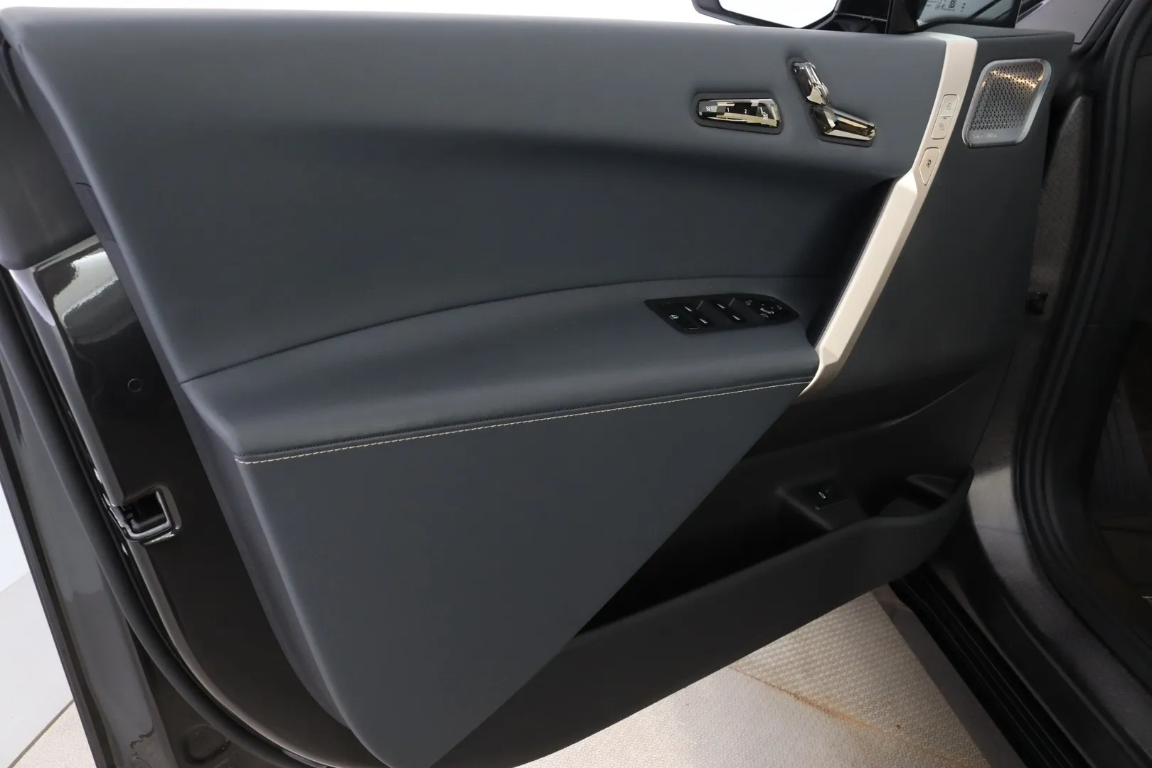 BMW iX NNM-583 carousel image