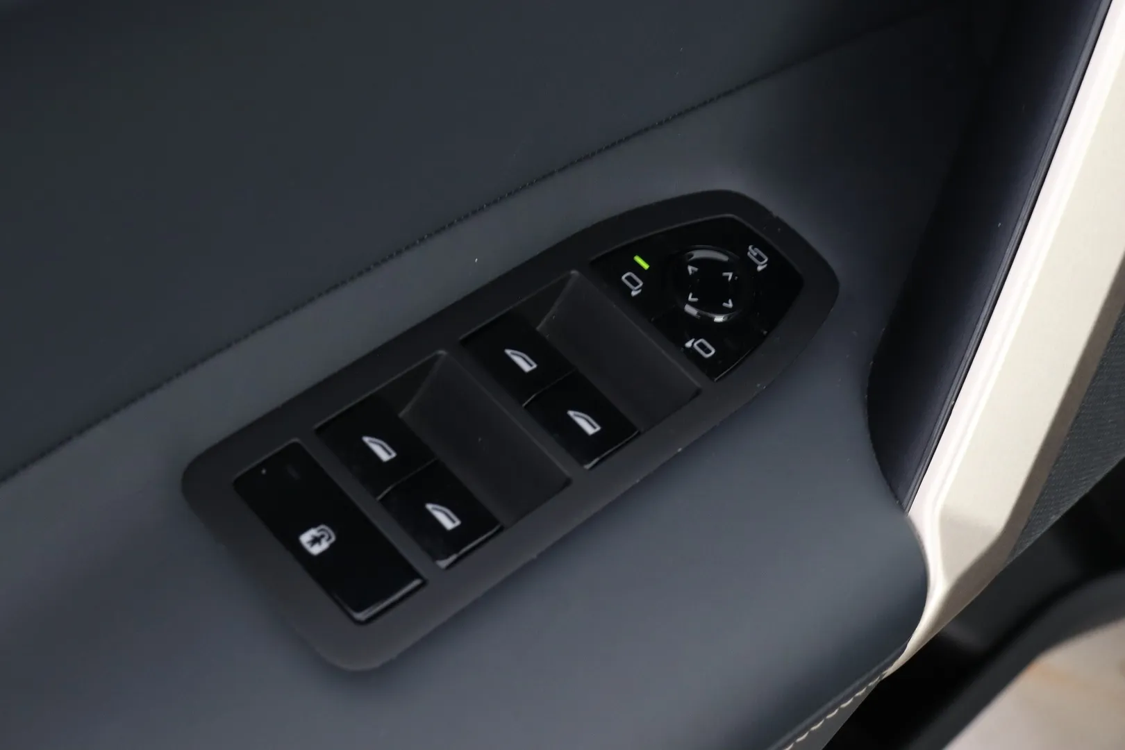 BMW iX NNM-583 carousel image