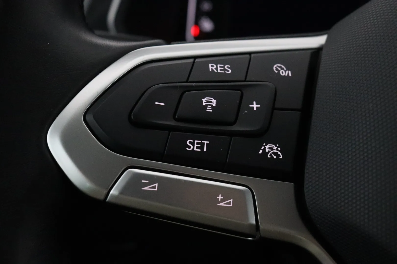 Volkswagen Tiguan ESX-944 carousel image