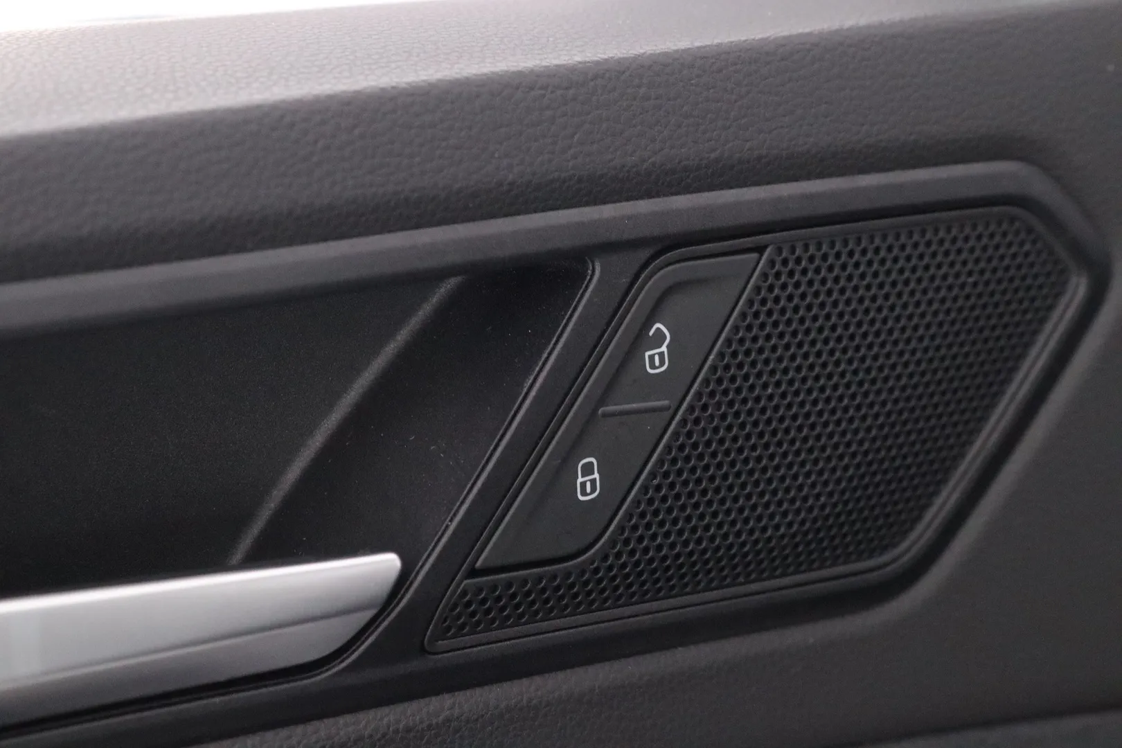Volkswagen Tiguan ESX-944 carousel image
