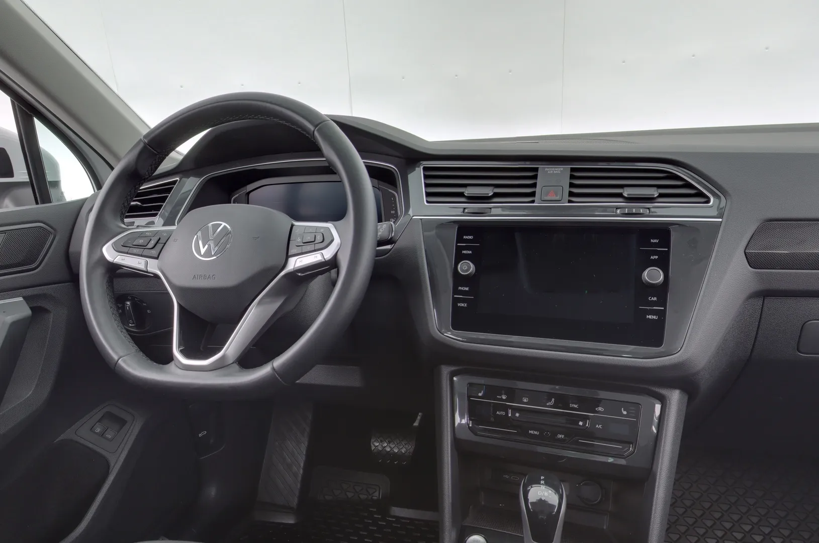 Volkswagen Tiguan ESX-944 carousel image