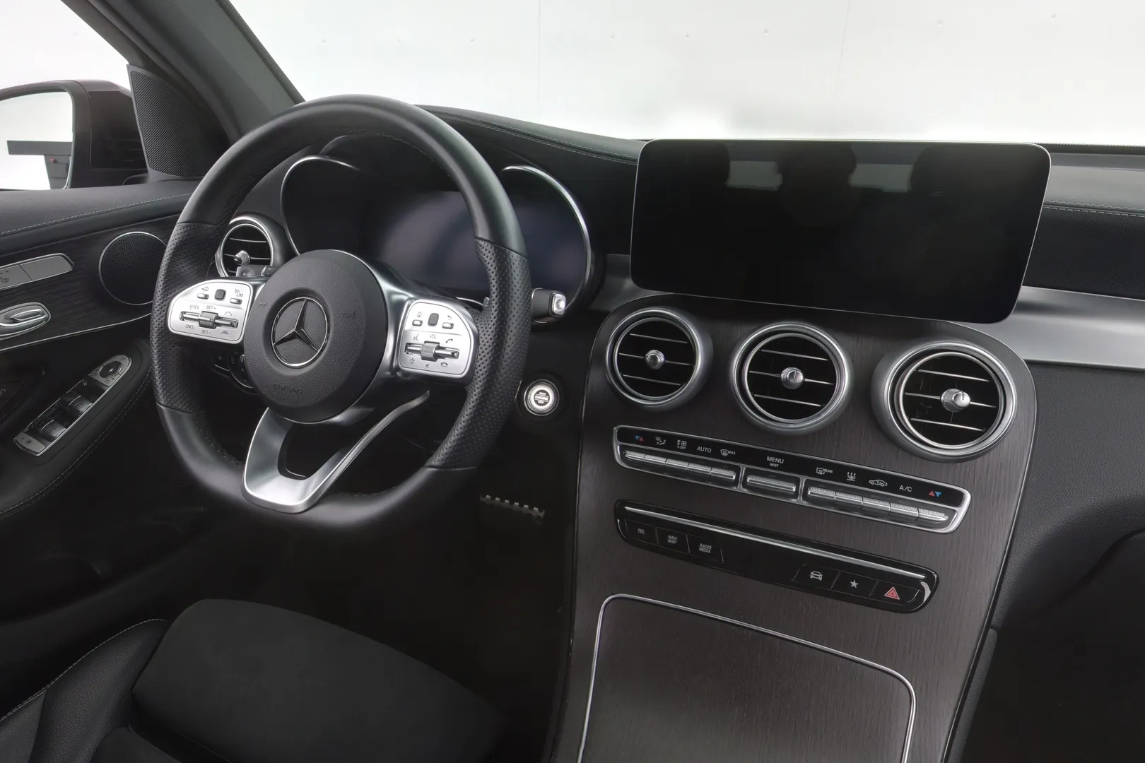 Mercedes-Benz GLC YMN-244 carousel image