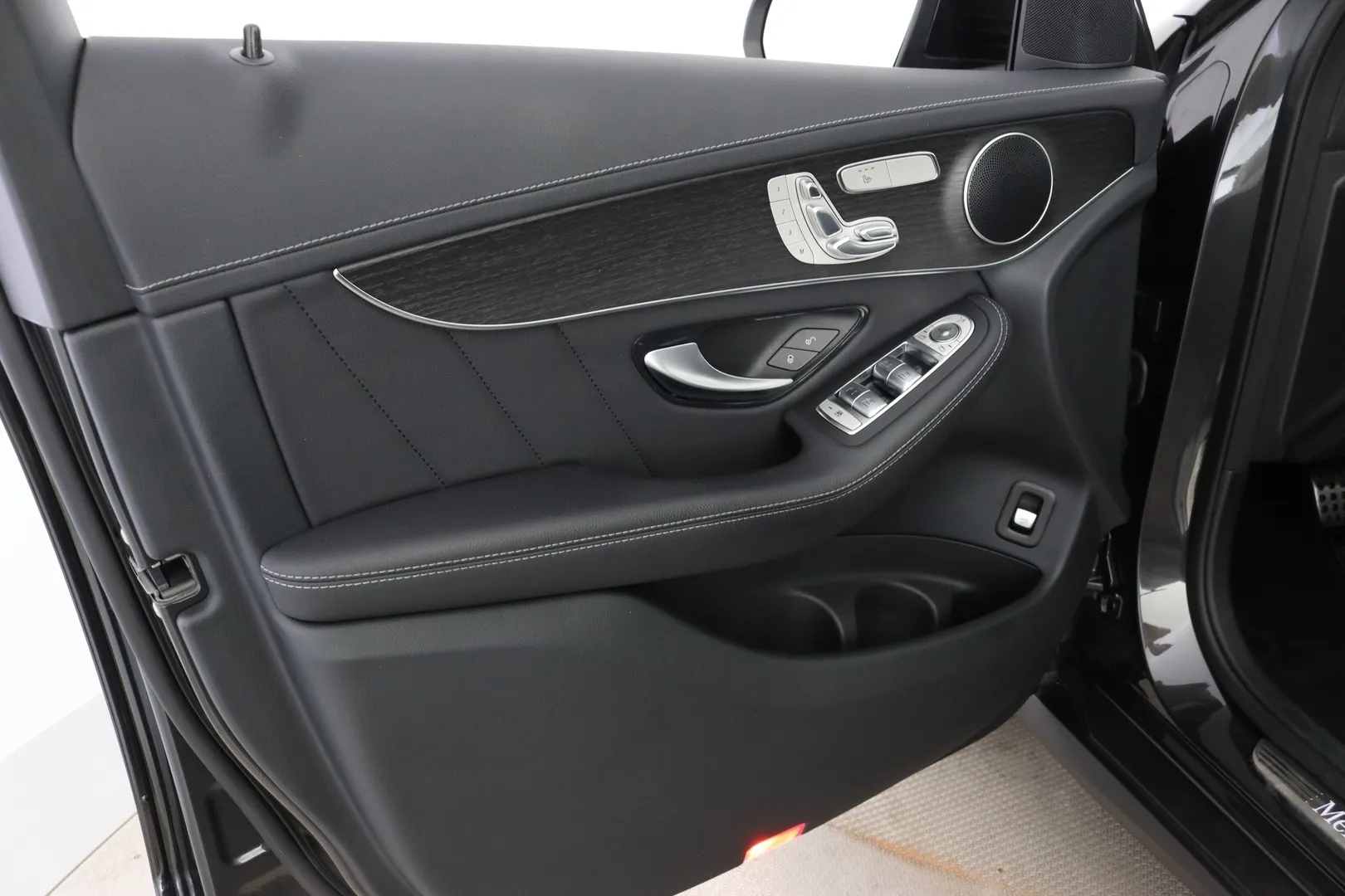 Mercedes-Benz GLC YMN-244 carousel image