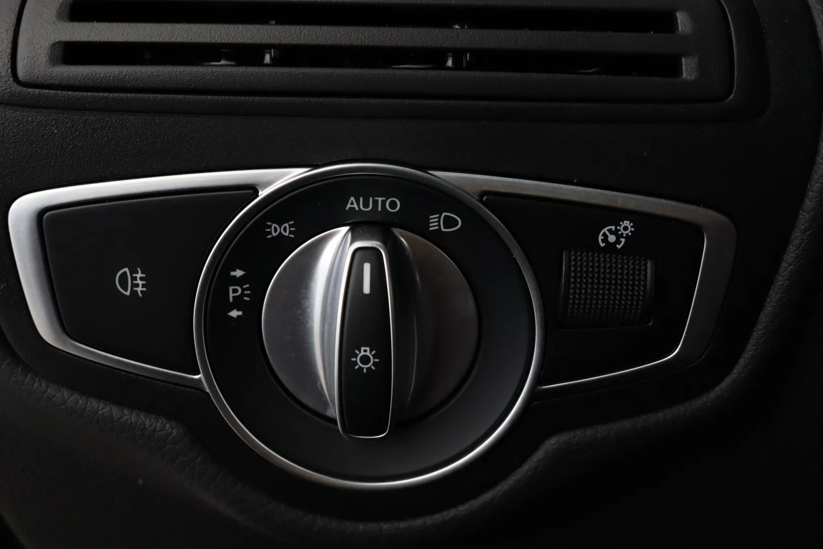 Mercedes-Benz GLC YMN-244 carousel image
