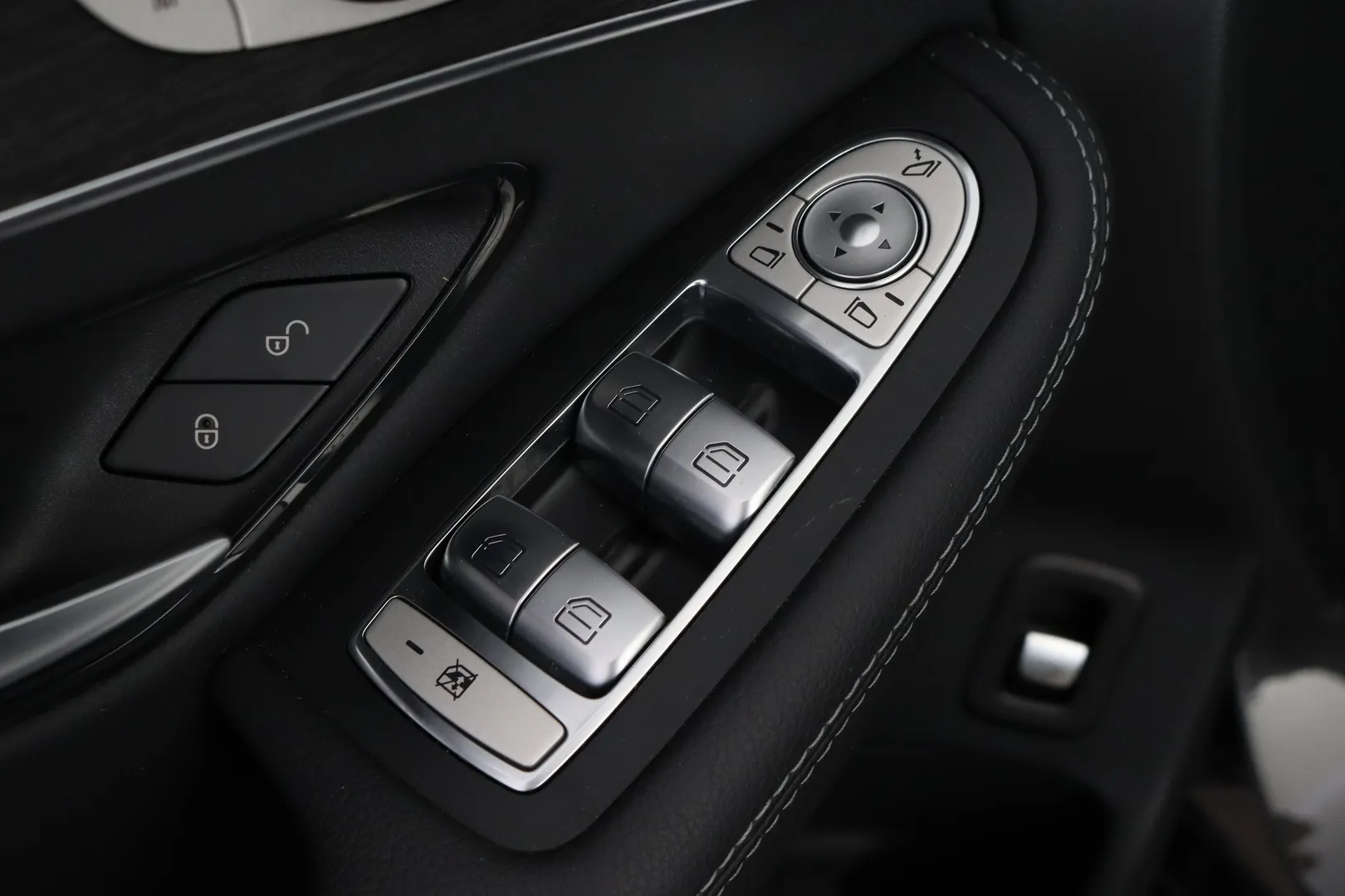 Mercedes-Benz GLC YMN-244 carousel image