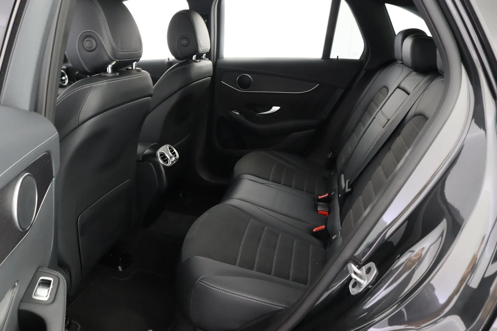 Mercedes-Benz GLC YMN-244 carousel image