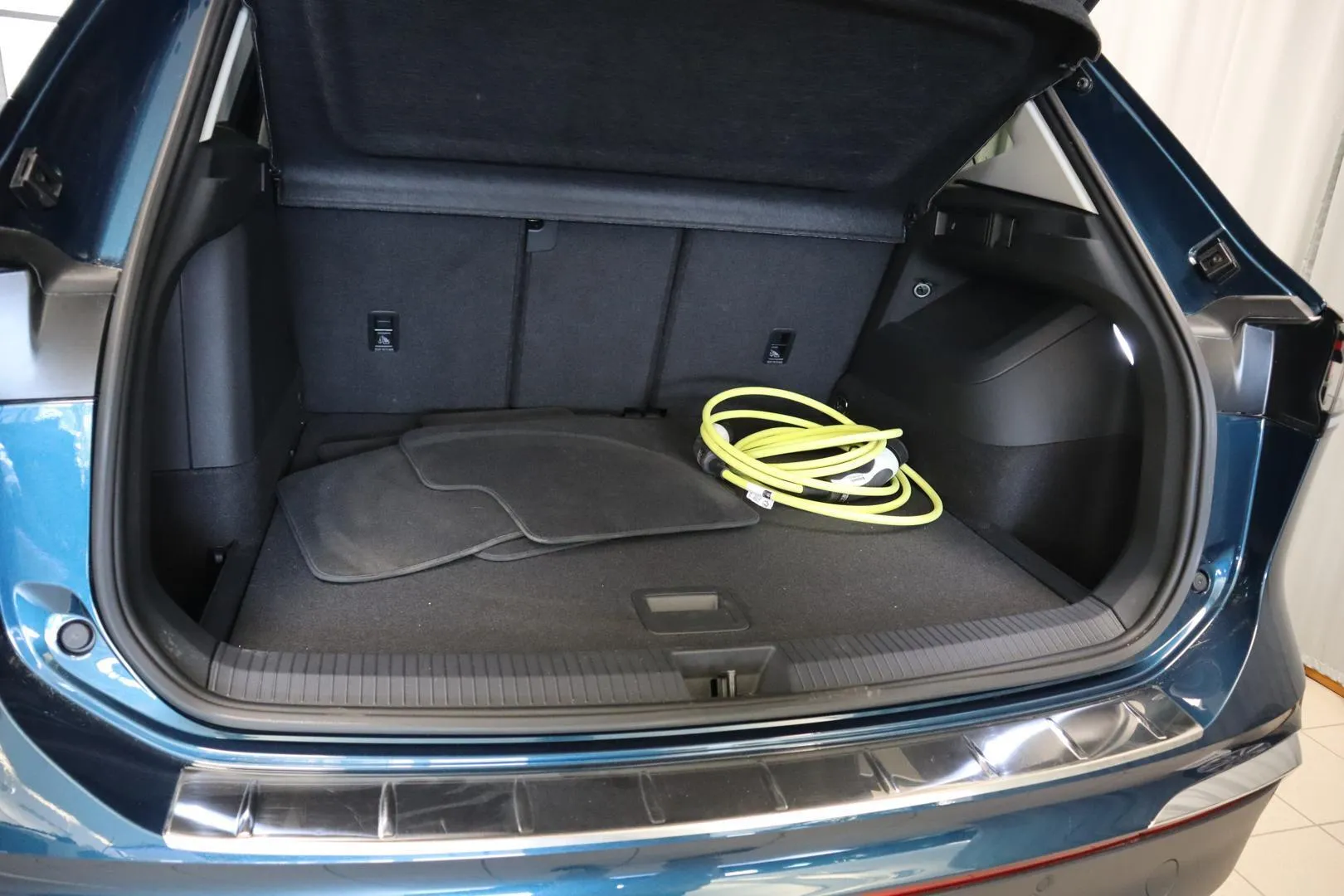 Volkswagen Tiguan RXB-615 carousel image