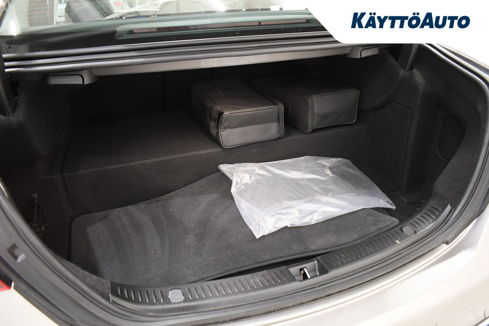 Mercedes-Benz E MOJ-694 carousel image