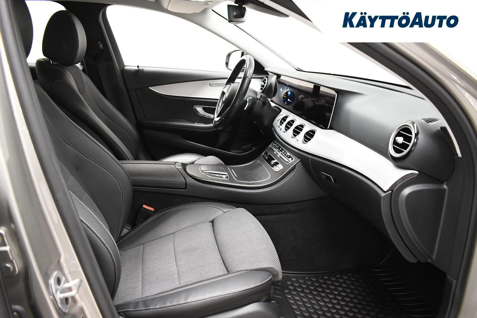 Mercedes-Benz E MOJ-694 carousel image