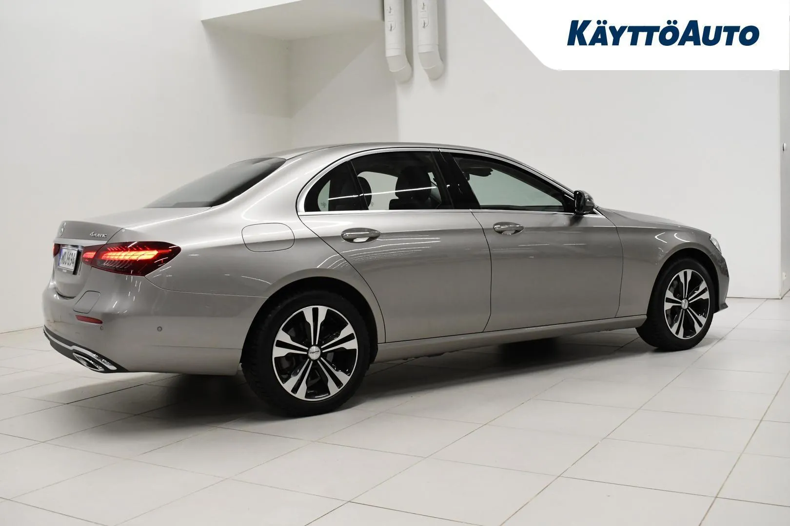 Mercedes-Benz E MOJ-694 carousel image