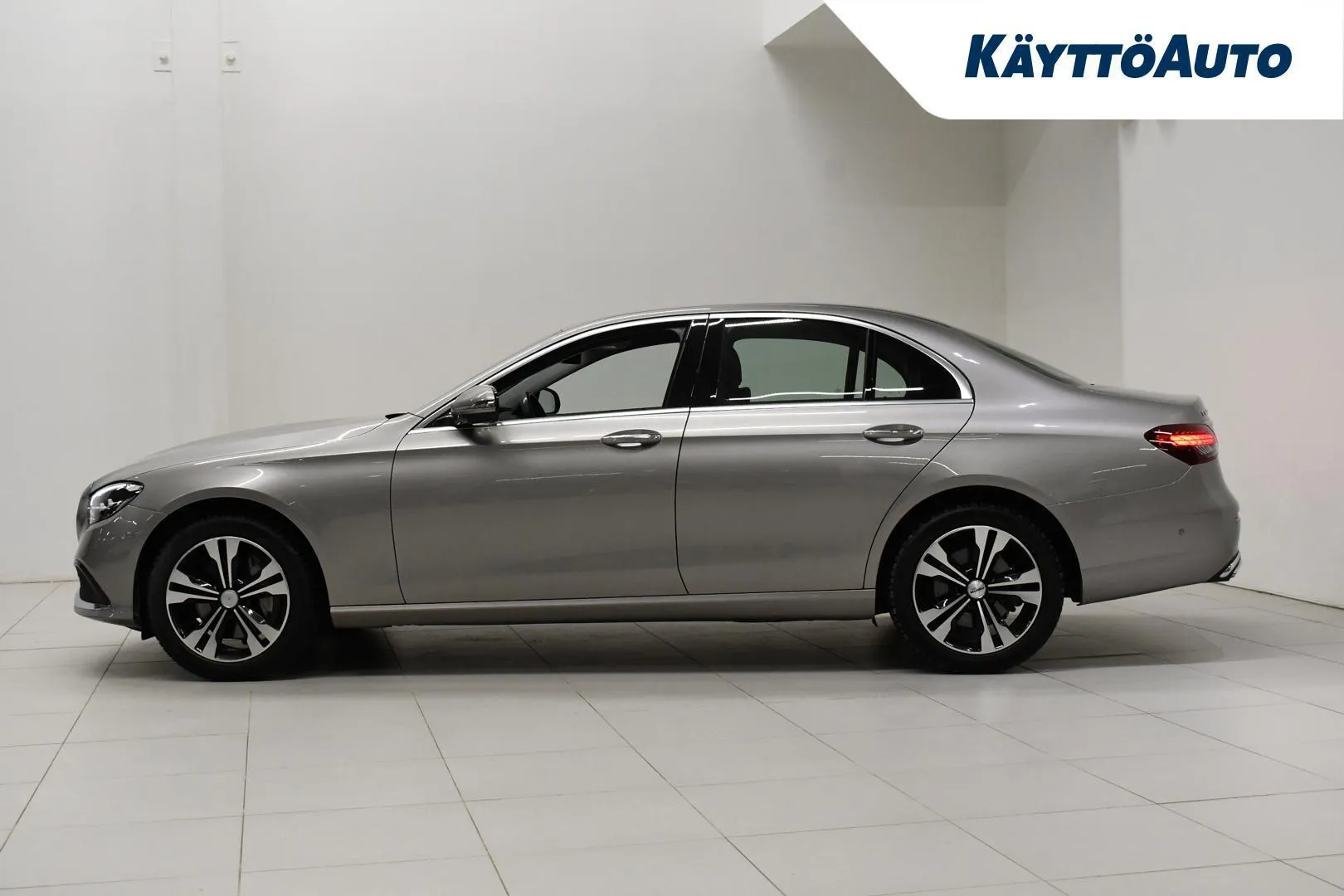 Mercedes-Benz E MOJ-694 carousel image