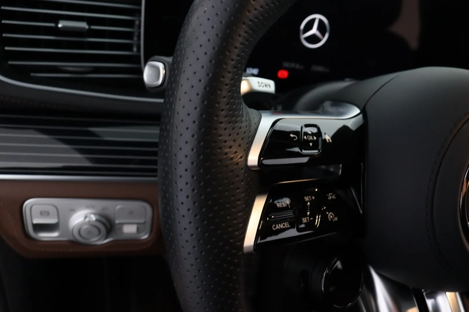 Mercedes-Benz GLE ZPH-941 carousel image