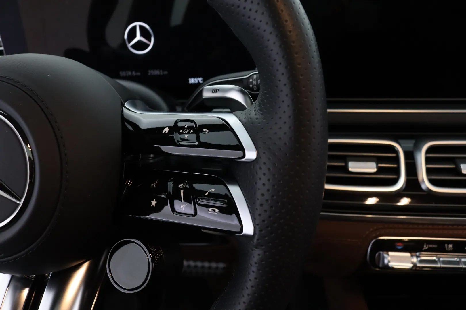 Mercedes-Benz GLE ZPH-941 carousel image