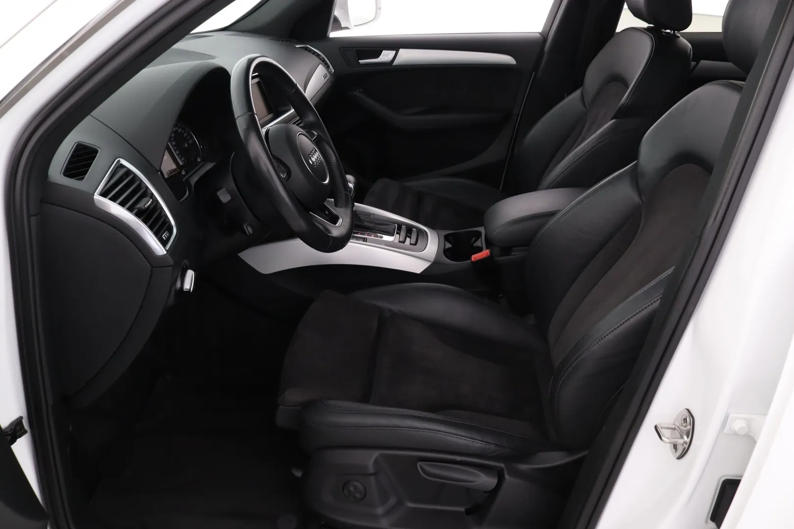 Audi Q5 RUE-689 carousel image
