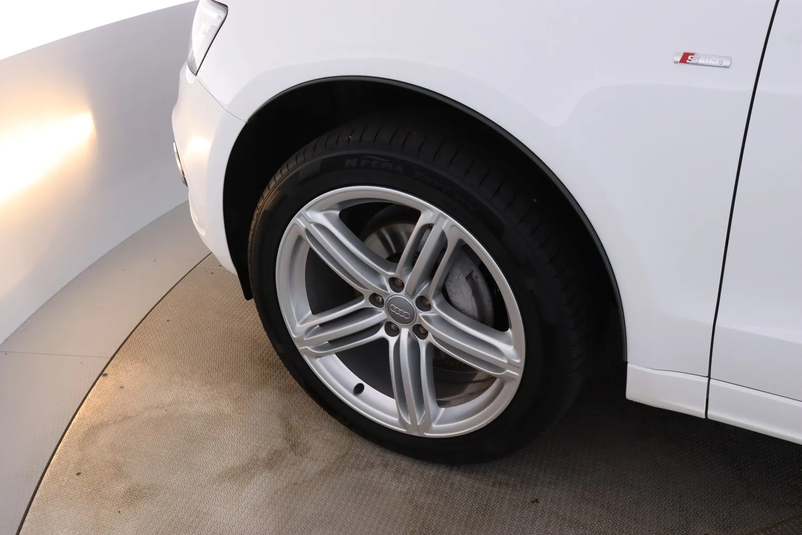 Audi Q5 RUE-689 carousel image