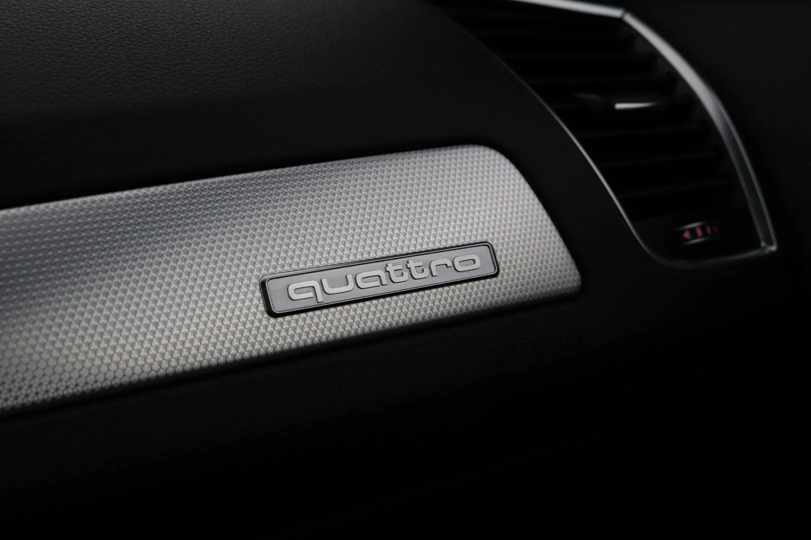 Audi Q5 RUE-689 carousel image
