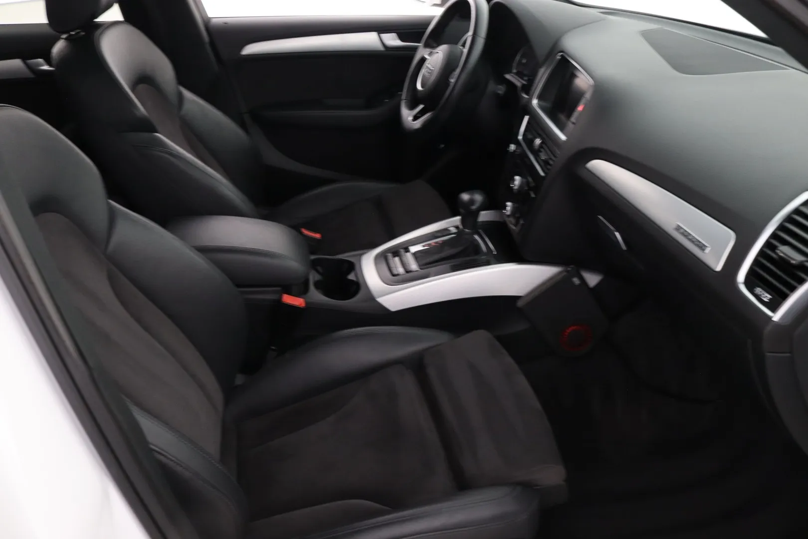 Audi Q5 RUE-689 carousel image