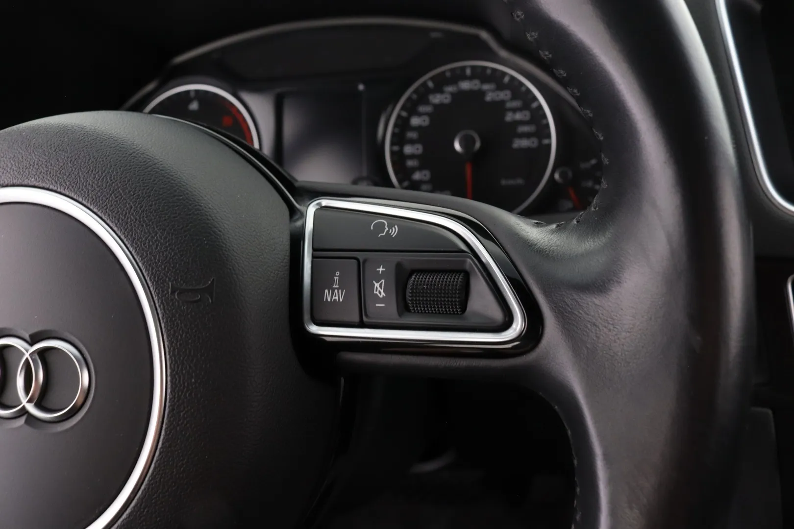 Audi Q5 RUE-689 carousel image