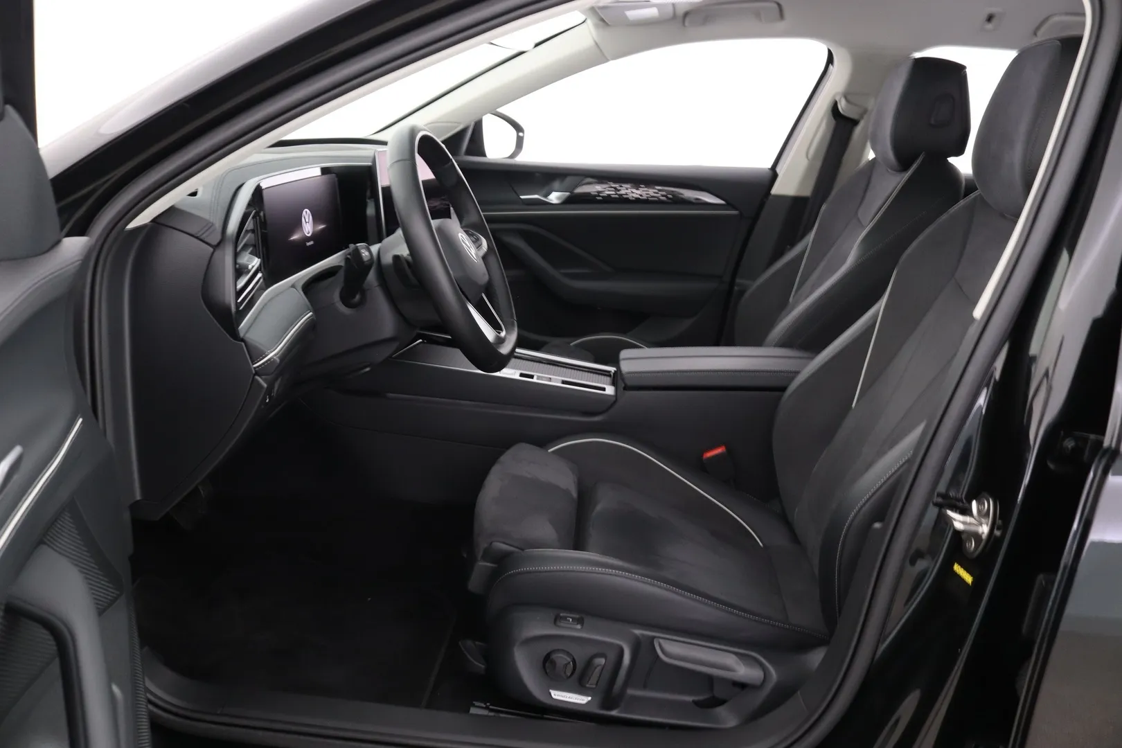 Volkswagen Passat LST-298 carousel image