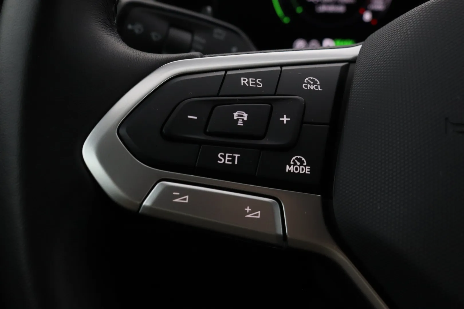 Volkswagen Passat LST-298 carousel image