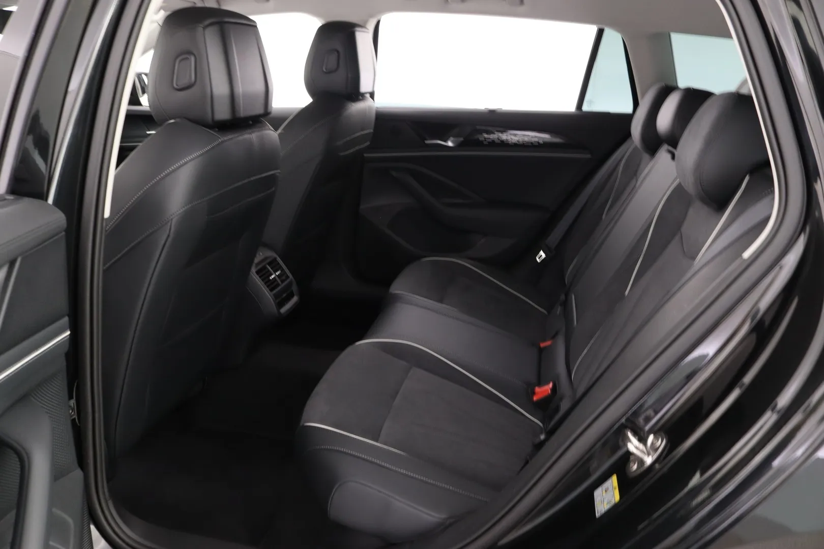 Volkswagen Passat LST-298 carousel image