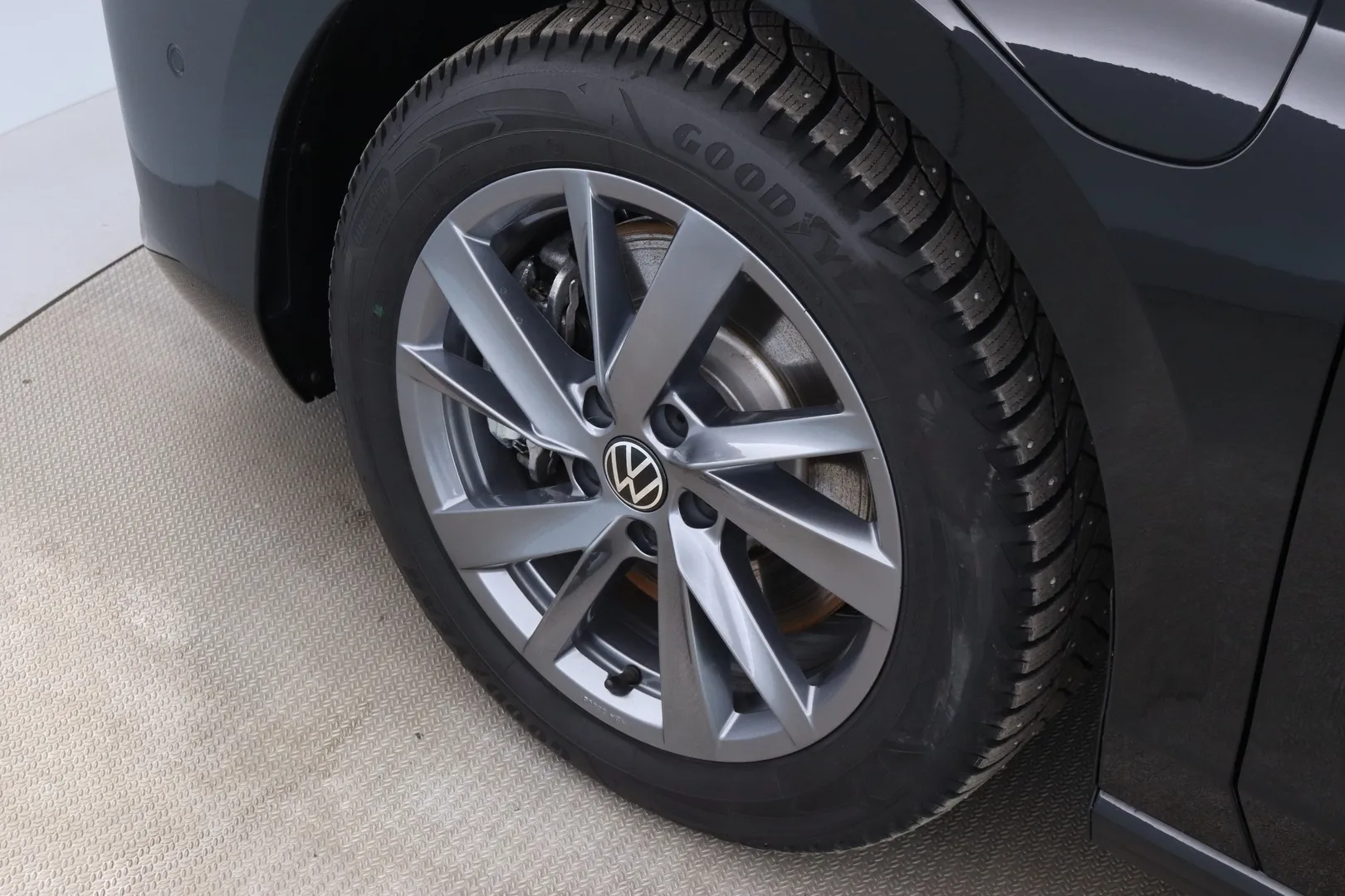 Volkswagen Passat LST-298 carousel image