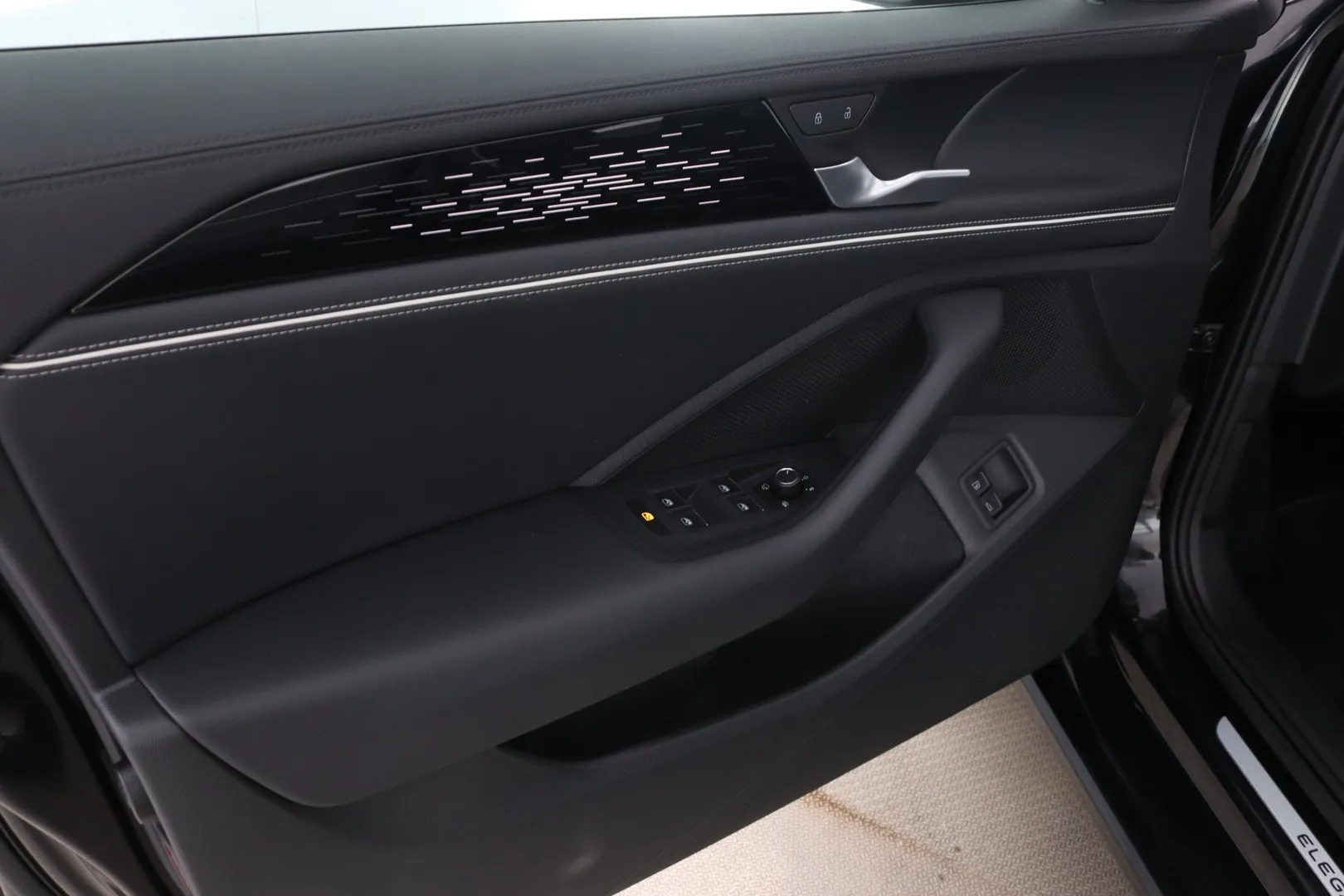 Volkswagen Passat LST-298 carousel image