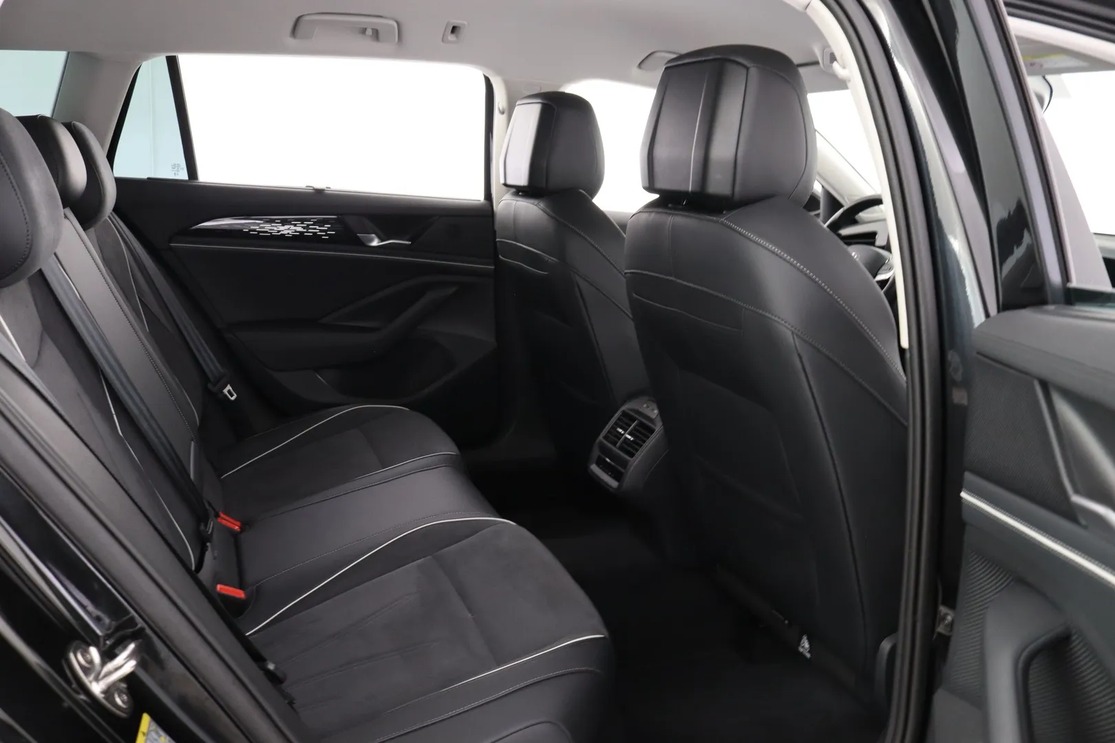 Volkswagen Passat LST-298 carousel image