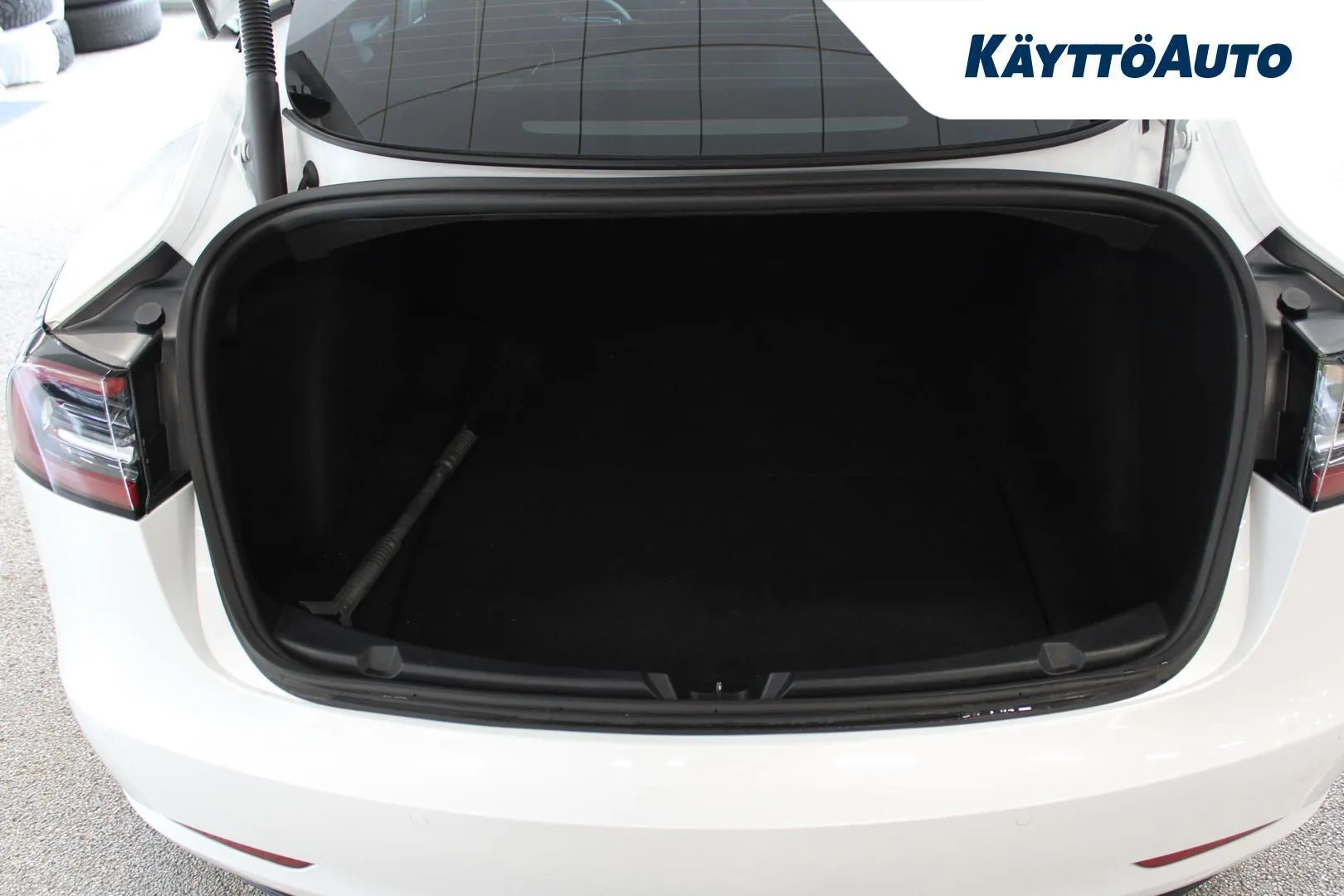 Tesla Model 3 OZE-648 carousel image