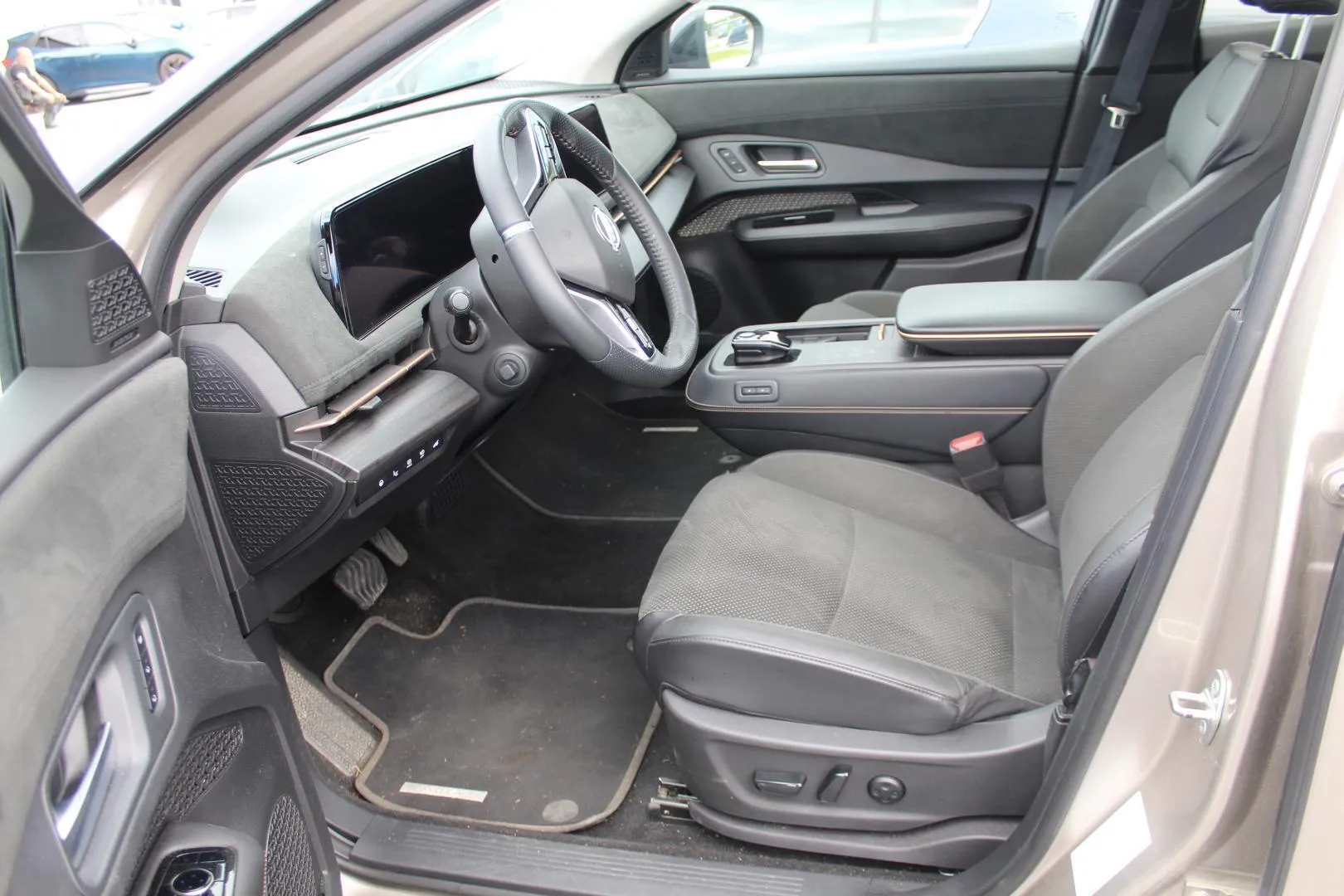 Nissan Ariya LRP-405 carousel image
