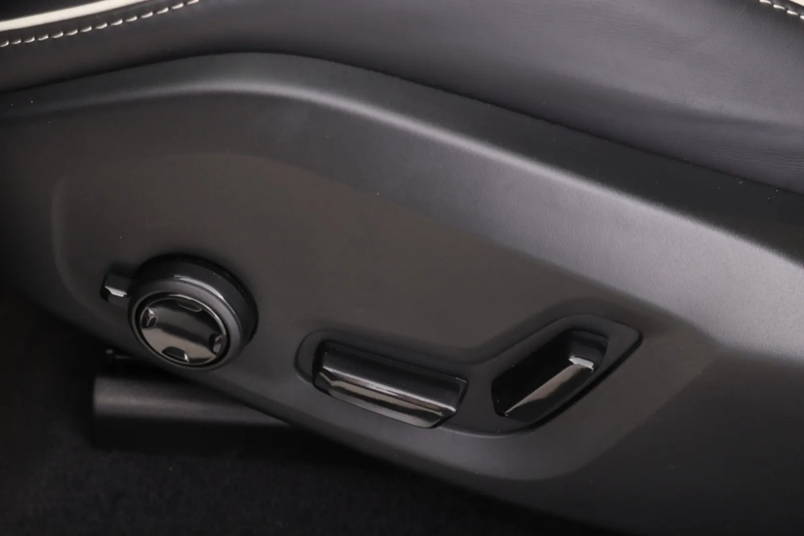 Volvo XC60 KXA-460 carousel image