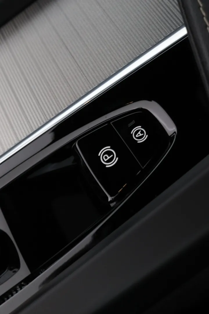 Volvo XC60 KXA-460 carousel image